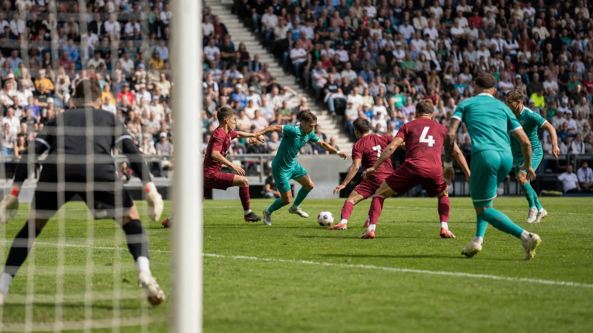 Spelmoment från en fotbollsmatch i Bundesliga.